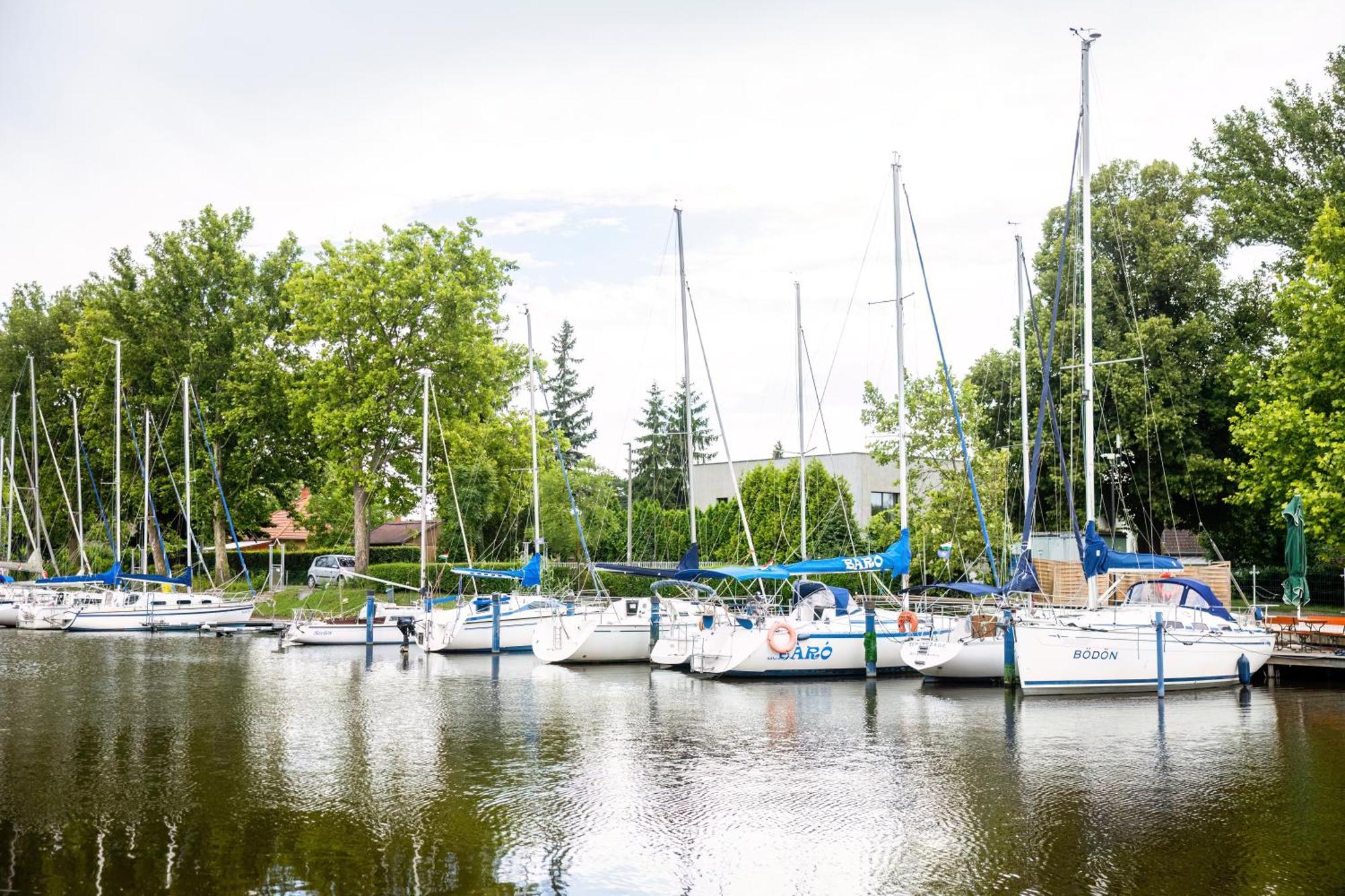 BalatonmáriafürdőPort Etterem&Panzio住宿加早餐旅馆 外观 照片