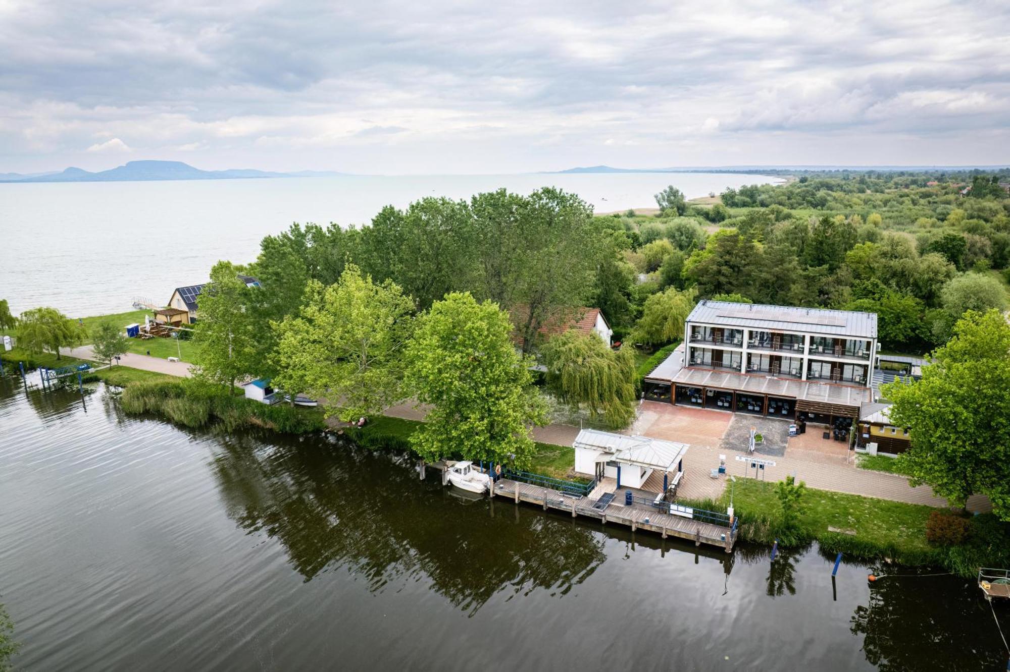 BalatonmáriafürdőPort Etterem&Panzio住宿加早餐旅馆 外观 照片