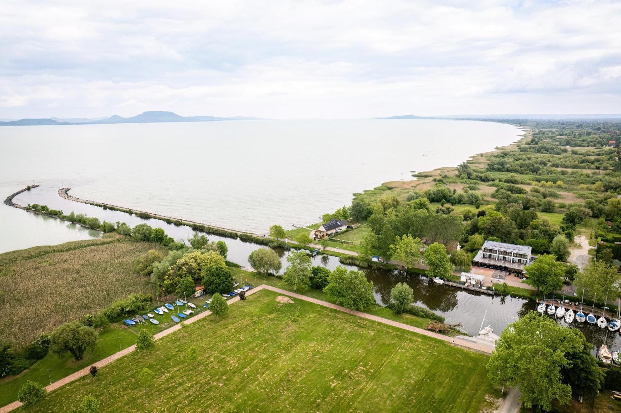 BalatonmáriafürdőPort Etterem&Panzio住宿加早餐旅馆 外观 照片