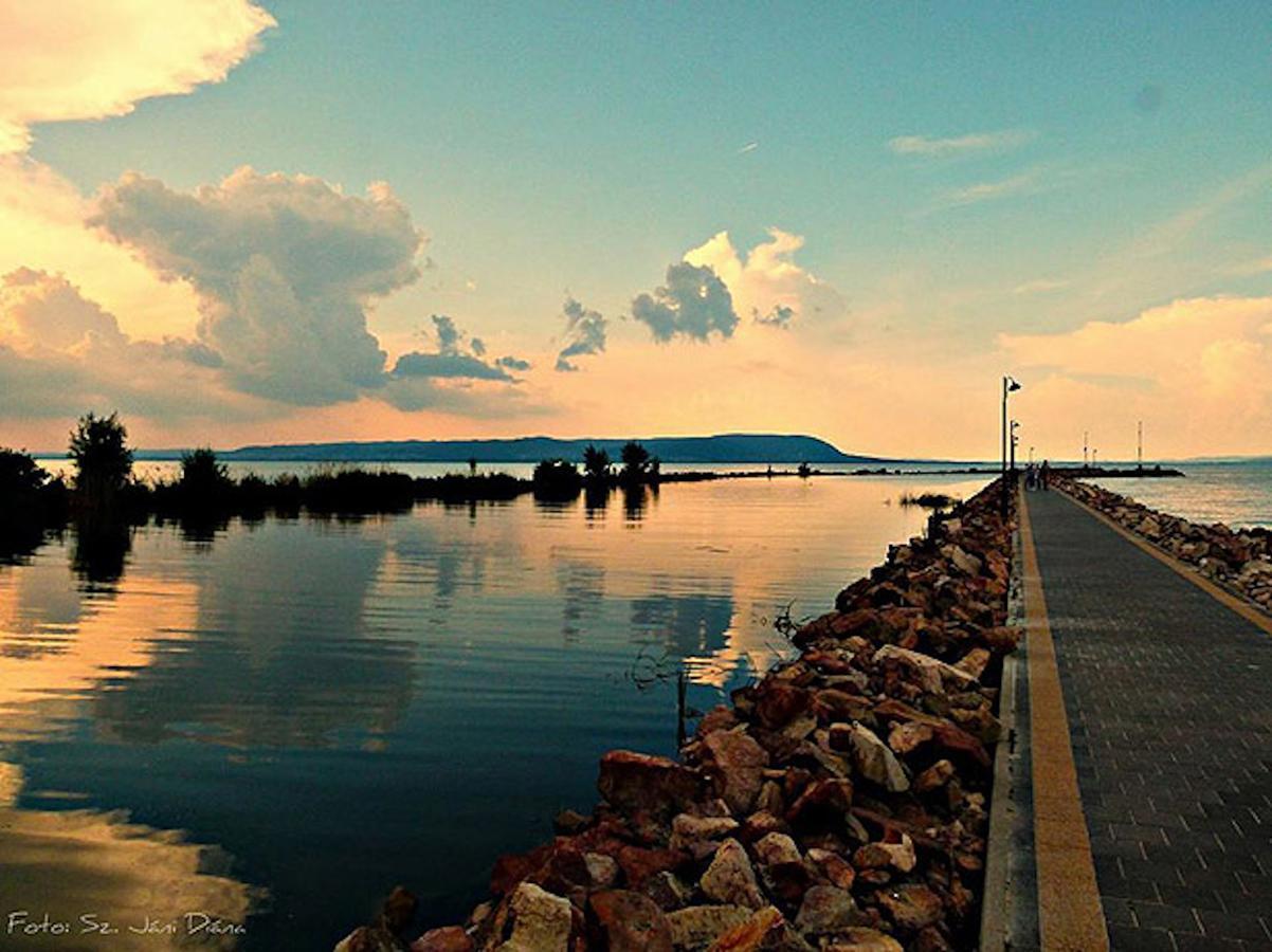 BalatonmáriafürdőPort Etterem&Panzio住宿加早餐旅馆 外观 照片