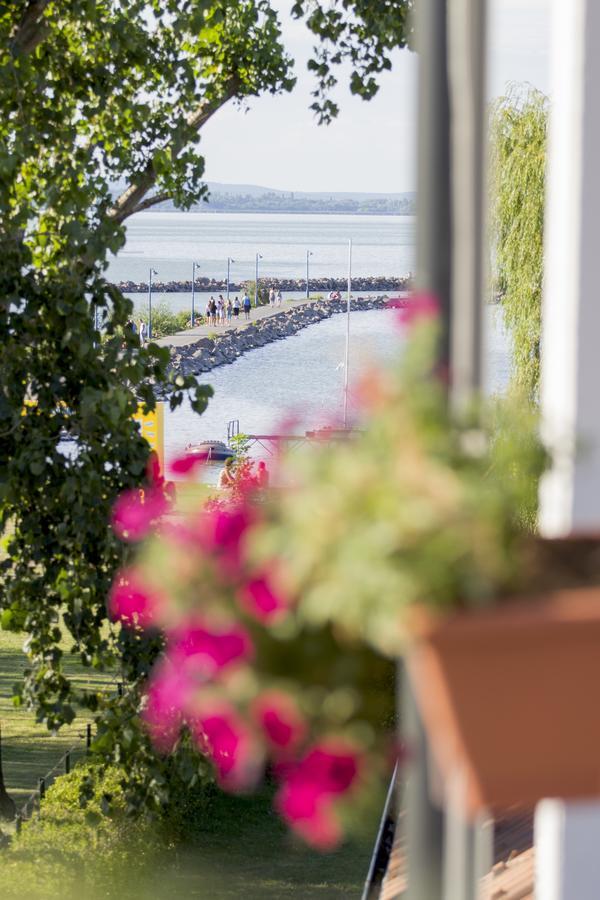 BalatonmáriafürdőPort Etterem&Panzio住宿加早餐旅馆 外观 照片